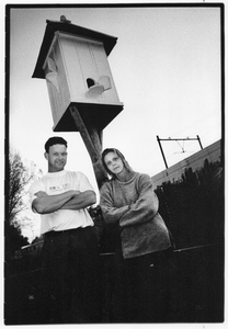 351009 Afbeelding van Conny Schoenmakers en Dricus Elias bij hun zelfgemaakte duiventil in de tuin van hun huis aan de ...